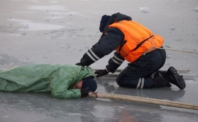 Что делать, если на зимней рыбалке вы провалились под лед: практические советы и реальные истории