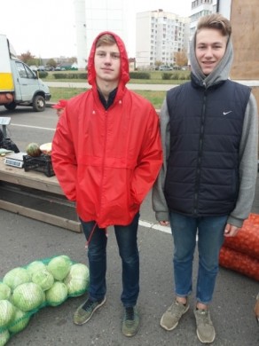 Волонтеры Ленинского РК ОО «БРСМ» помогают доставлять сельхозпродукцию с ярмарок