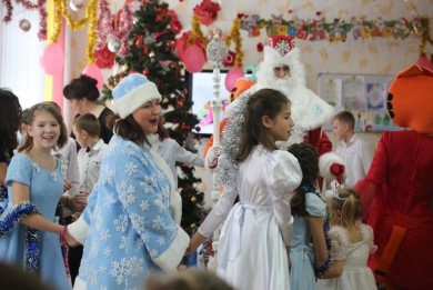 Дети из социального приюта Бобруйска нашли подарки под новогодней елью