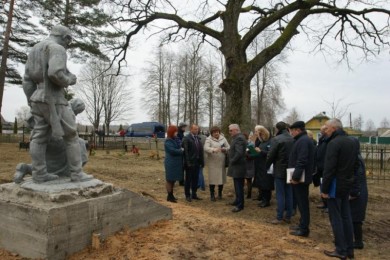 Как недалеко от Бобруйска идёт реконструкция памятника сожжённым во время войны деревням