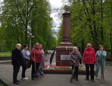 Волонтёры «серебряного возраста» провели акцию по благоустройству Памятника партизанам и подпольщикам