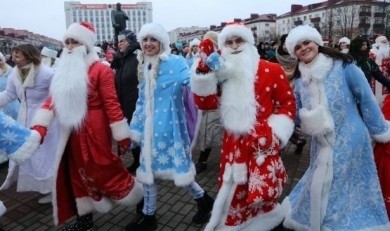 Театрализованное шествие «Дед Мороз и Снегурочка+» прошло в Бобруйске