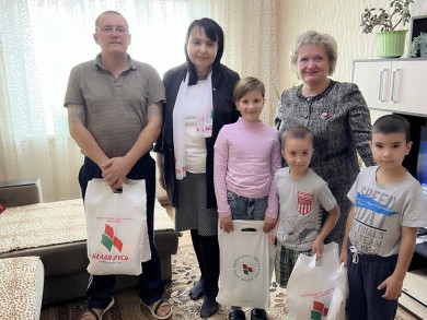 «Белая Русь» в Бобруйске поздравила многодетные семьи в День отца