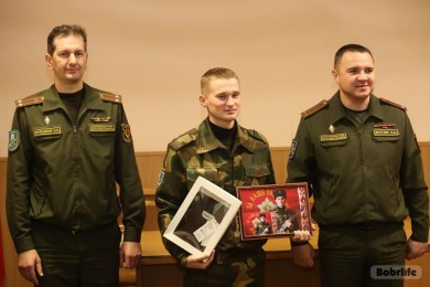Лучшие солдаты награждены на церемонии проводов военнослужащих в 147-м зенитном ракетном полку