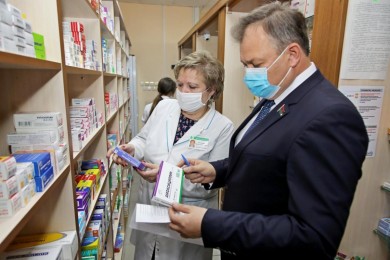 Депутат Владимир Гацко провел мониторинг аптек в Бобруйске