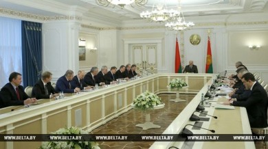 Лукашенко поручил к 1 мая решить вопрос трудоустройства всех безработных