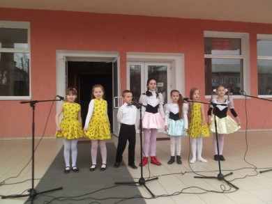 Концертно-игровую  программу  представили коллективы   Центра досуга и творчества г. Бобруйска юным жителям