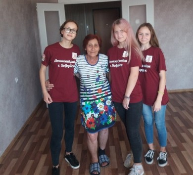 Волонтеры Ленинской РО ОО «БРСМ» оказали помощь пенсионерке