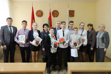 В администрации Ленинского района юным бобруйчанам вручили паспорта