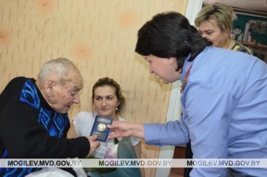 Новый паспорт к 100-летнему юбилею вручен долгожителю из Бобруйска