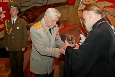 В Бобруйске состоялась торжественная церемония передачи капсулы с землей с братских могил и воинских захоронений в Могилев