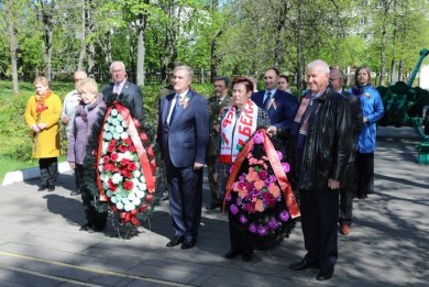 В городском парке культуры и отдыха прошло возложение венков и цветов к братской могиле советских воинов, погибших в годы Великой Отечественной войны