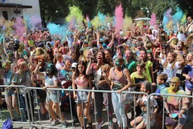 Бобруйске прошел фестиваль красок ColorFest