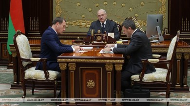 О зарплатах, пенсиях и внешнем долге — Лукашенко принял с докладом первого вице-премьера и министра финансов