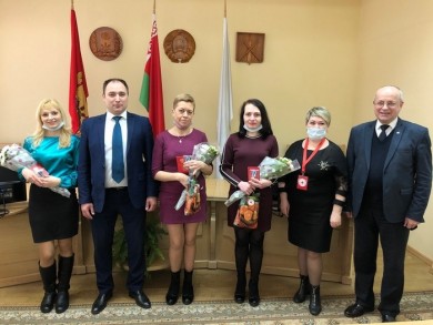 В Ленинском районе Бобруйска многодетным матерям вручили ордена