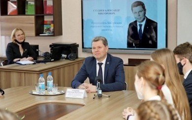 Председатель Бобруйского горисполкома Александр Студнев встретился с учащимися гимназии №3 в рамках проекта «ШАГ»