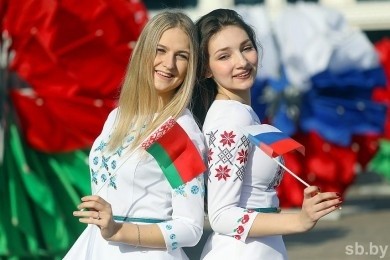 Александр Лукашенко поздравил Белорусов и Россиян с днем единения