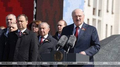 Лукашенко: пока наше поколение живо, Беларусь всегда будет стоять намертво