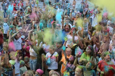 В субботу в городском парке прошли фестиваль красок и шоу мыльных пузырей
