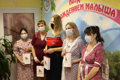 Представители Ленинской районной организации Бобруйска «Белая Русь» поздравили матерей с рождением детей в День народного единства