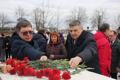 В Бобруйске возложили венки и цветы к Братской могиле советских военнопленных, уничтоженных фашистами