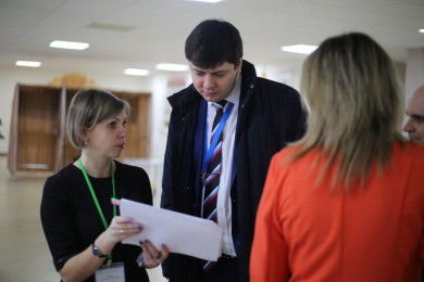 Представители миссии наблюдателей от СНГ следят за ходом голосования в Бобруйске