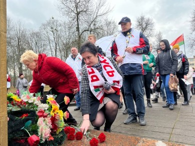 Фотофакт: Белая Русь в преддверии отчетно-выборной Конференции возложила цветы к памятнику партизанам и подпольщикам в Бобруйске