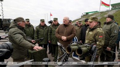 "Нежелательно, чтобы наши образцы воевали в Украине: все-таки свои люди". Лукашенко ознакомился с белорусскими беспилотниками