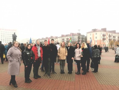 Активисты Бобруйской городской организации ОО "Белорусский республиканский союз молодежи" возложили цветы к  памятнику, в честь 105-ой годовщины Великой Октябрьской социалистической революции