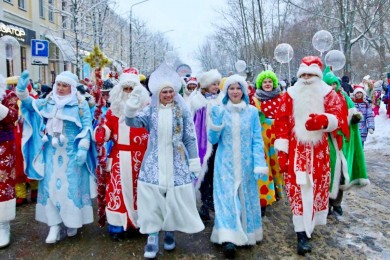 Актив Белой Руси примерил образ сказочных персонажей на праздничном шествии Дедов Морозов и Снегурочек в Бобруйске