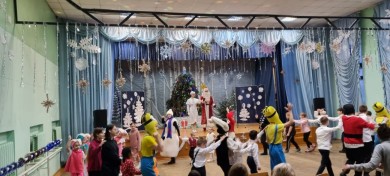 "Гимназия-колледж искусств г.Бобруйска"  организовали для учащихся новогоднее представление «Гадкий Я против Нового года»