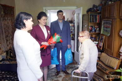 Ветераны Бобруйска получают поздравления и подарки в преддверии 80-летия Великой Победы