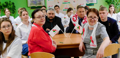 В Бобруйске увековечили память жертв фашизма: молодежь и активисты «Белой Руси» высадили аллею вечнозеленых деревьев