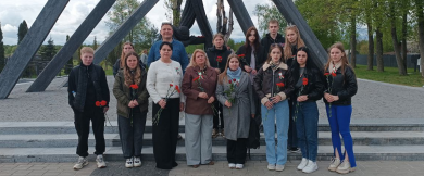 Мемориальный комплекс "Памяти сожженных деревень Могилевской области" в деревне Борки 5 мая посетили молодые специалисты Ленинского района г. Бобруйска.