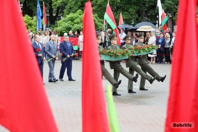В День города на площади Победы прошла церемония возложения цветов
