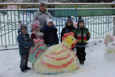 Снежные петушки радуют детей и взрослых
