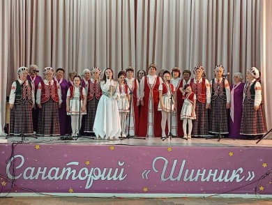 29 мая в санатории «Шинник» прошел отчетный концерт народных хоров ветеранов «Золотые годы» и «Бобруйские зори», который стал настоящим путешествием через музыку, эмоции и память.
