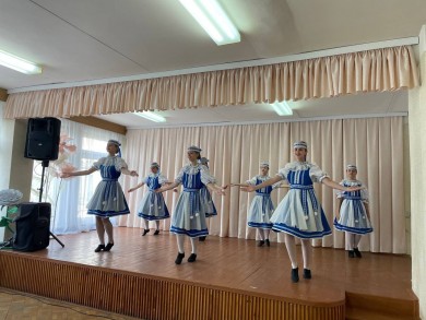 «Мы славим руки золотые»