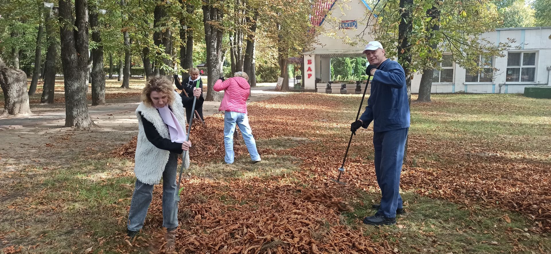 В организациях Ленинского района г. Бобруйска в рамках проведения санитарного дня уборке приведены в порядок прилегающие и закрепленные территории.