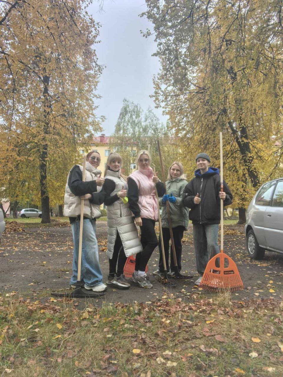 Молодежные бригады приняли участие в субботнике и привели в порядок дворовые территории.