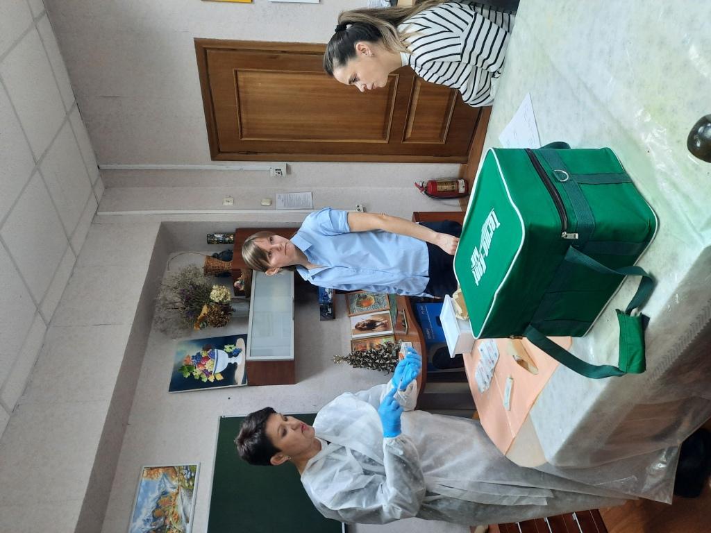 В  центре социального обслуживания населения Ленинского района г. Бобруйска проведена вакцинация работников против гриппа и коронавирусной инфекции.  