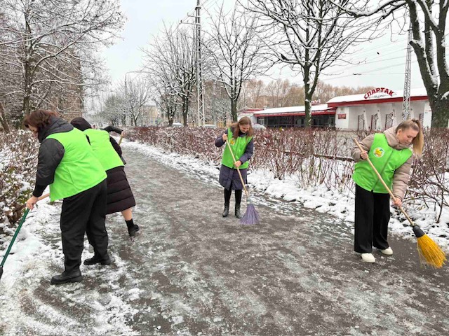 Учреждением образования «Бобруйский государственный технологический колледж» прилегающая и закрепленная территория очищена от бытового мусора и приведена в надлежащее состояние, произведена очистка тротуара и пешеходных дорожек от снега.