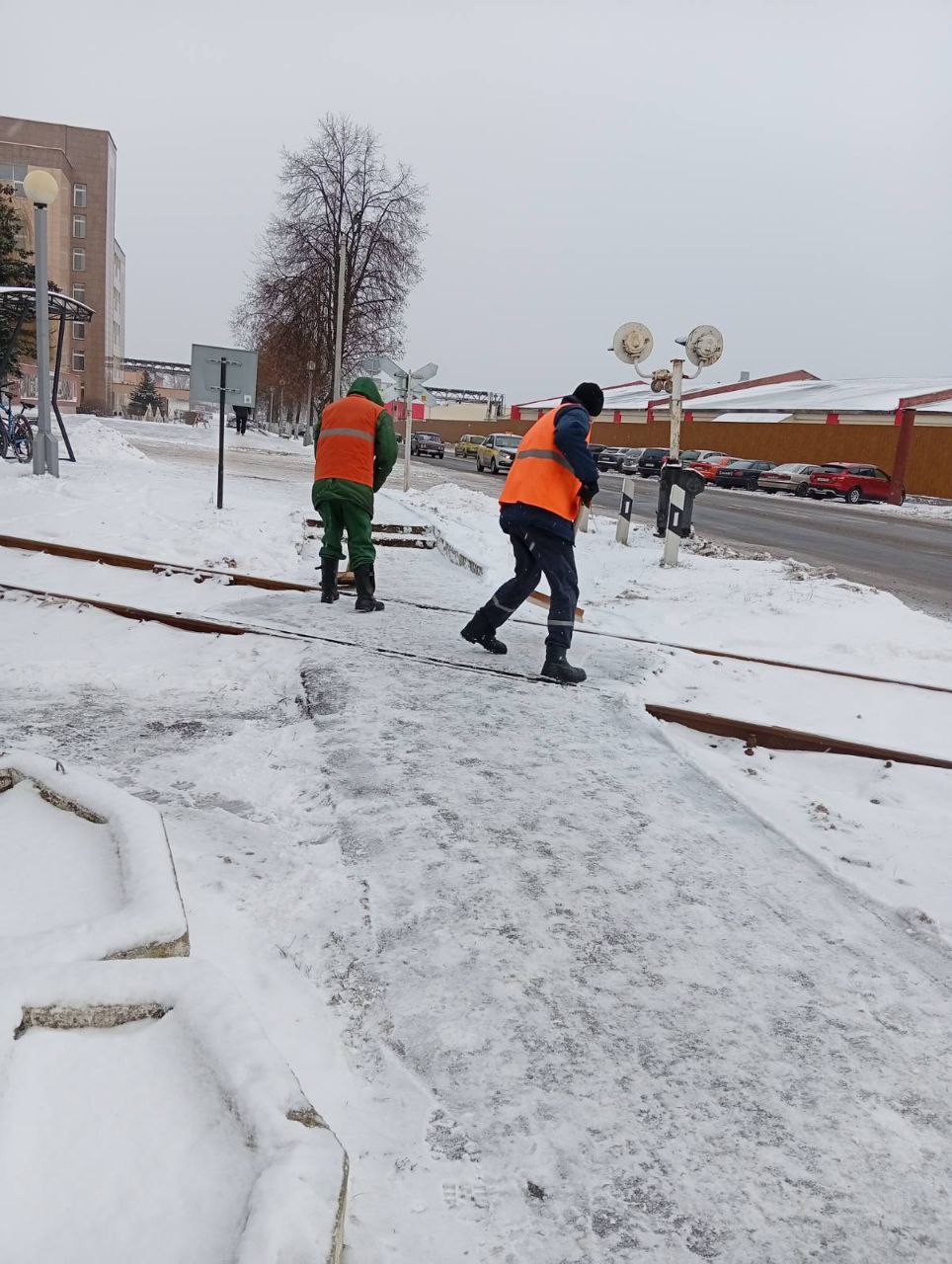 В организациях Ленинского района г. Бобруйска прошел санитарный день. В рамках проведения санитарного дня проведена уборка от снега закрепленной и прилегающей территории.