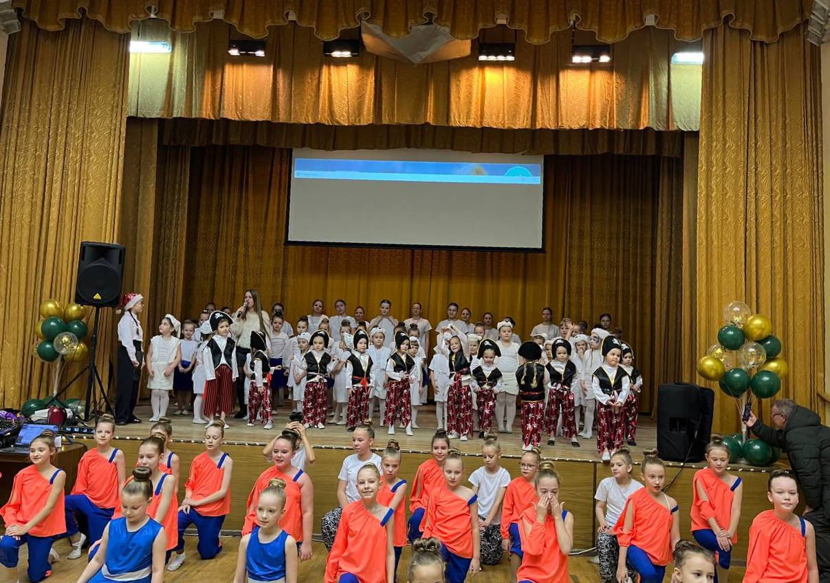 В филиале УО "БГТУ" "БГЛК" состоялся яркий новогодний концерт танцевальной студии "Лаборатория танца".