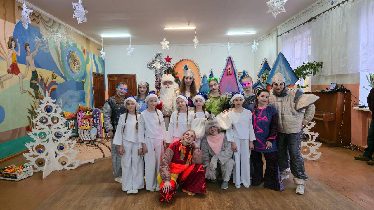 В преддверии самого волшебного праздника – Нового года – УК "Центр досуга и творчества г. Бобруйска" устроил для учащихся ГУО «СШ №22» и ГУО «СШ №31» захватывающий новогодний утренник, наполненный радостью, весельем и праздничным настроением.