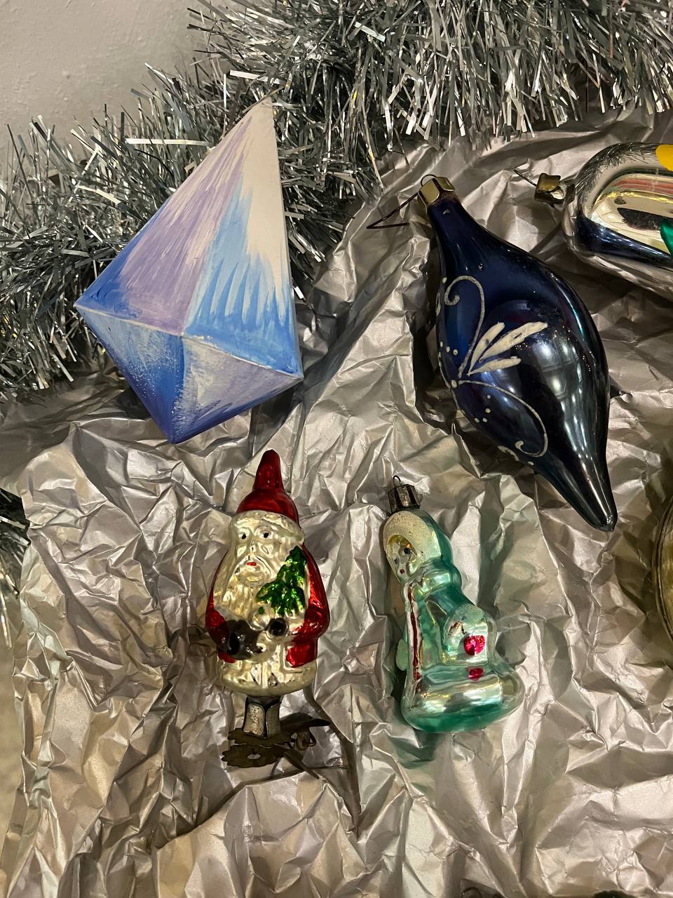 В УК «Центр досуга и творчества г. Бобруйска» открылась волшебная выставка новогодних игрушек «Магия старых игрушек»! 