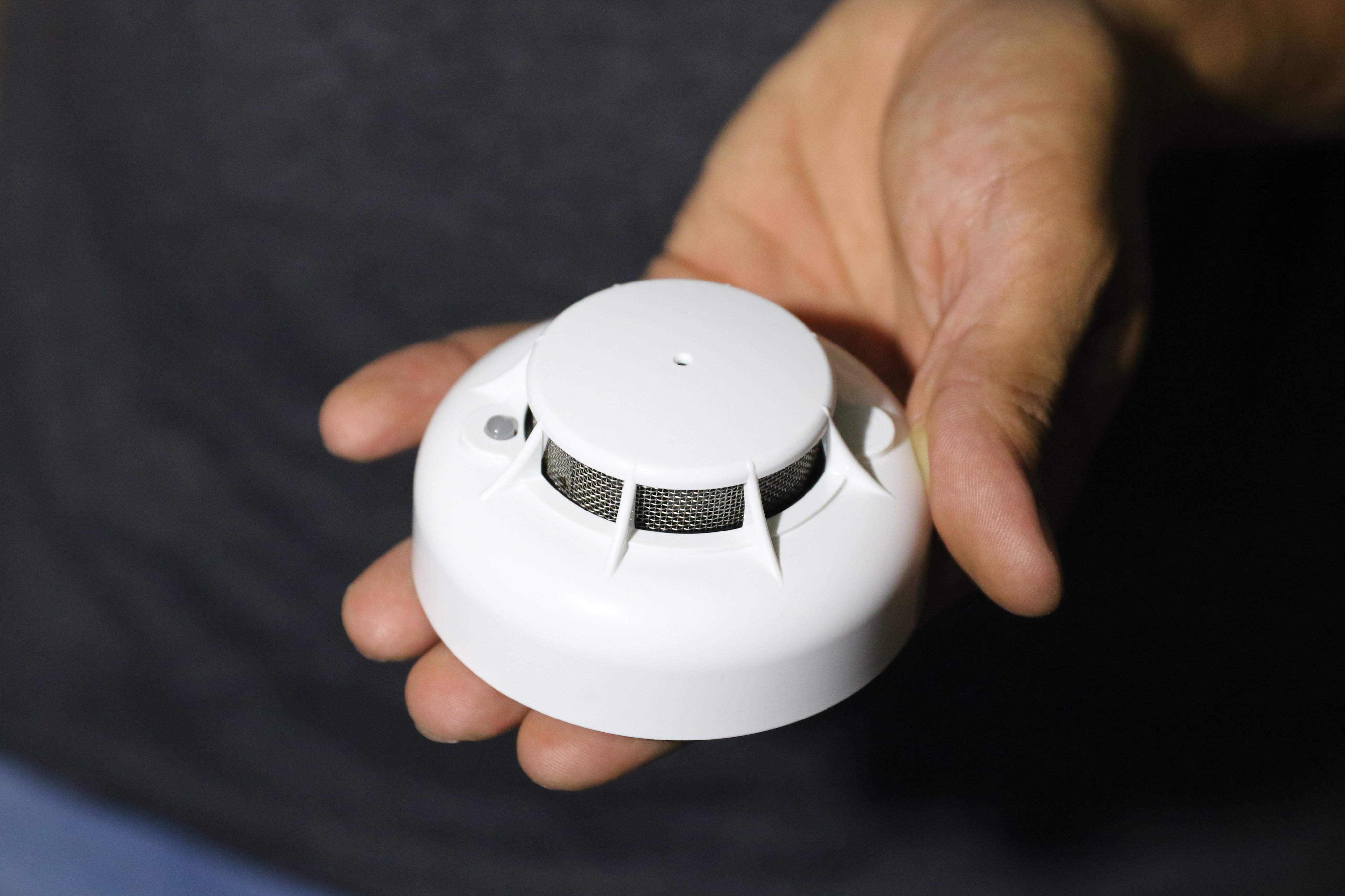 Ваш безмолвный страж: автономные пожарные извещатели спасают жизни!