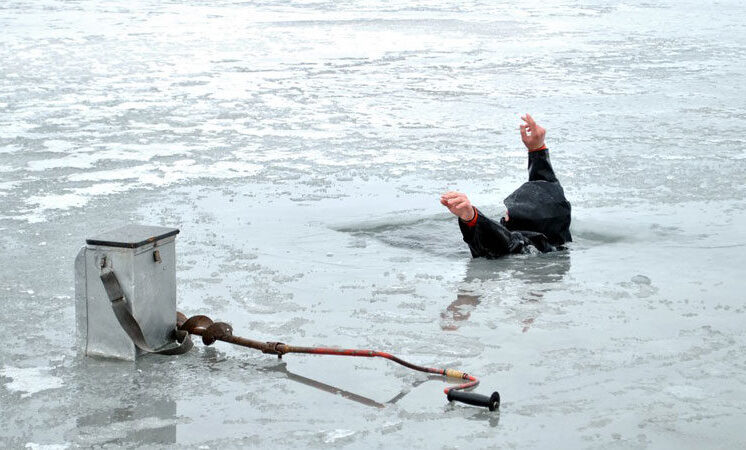 Если провалился под лед. Что советуют бобруйские спасатели в такой ситуации