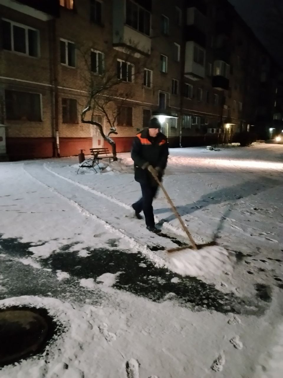 Для комфорта и удобства жителей работники КУП "ЖРЭУ Ленинского района г. Бобруйска" принялись за уборку пешеходных дорожек, тротуаров и дворов от снега.