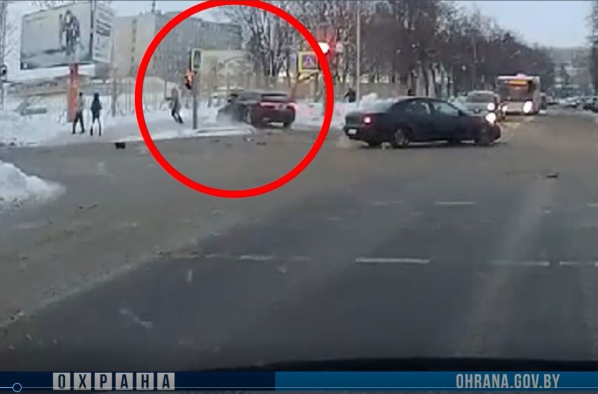 Первая помощь и содействие. В Бобруйске сотрудники Департамента охраны помогли пострадавшей на месте ДТП